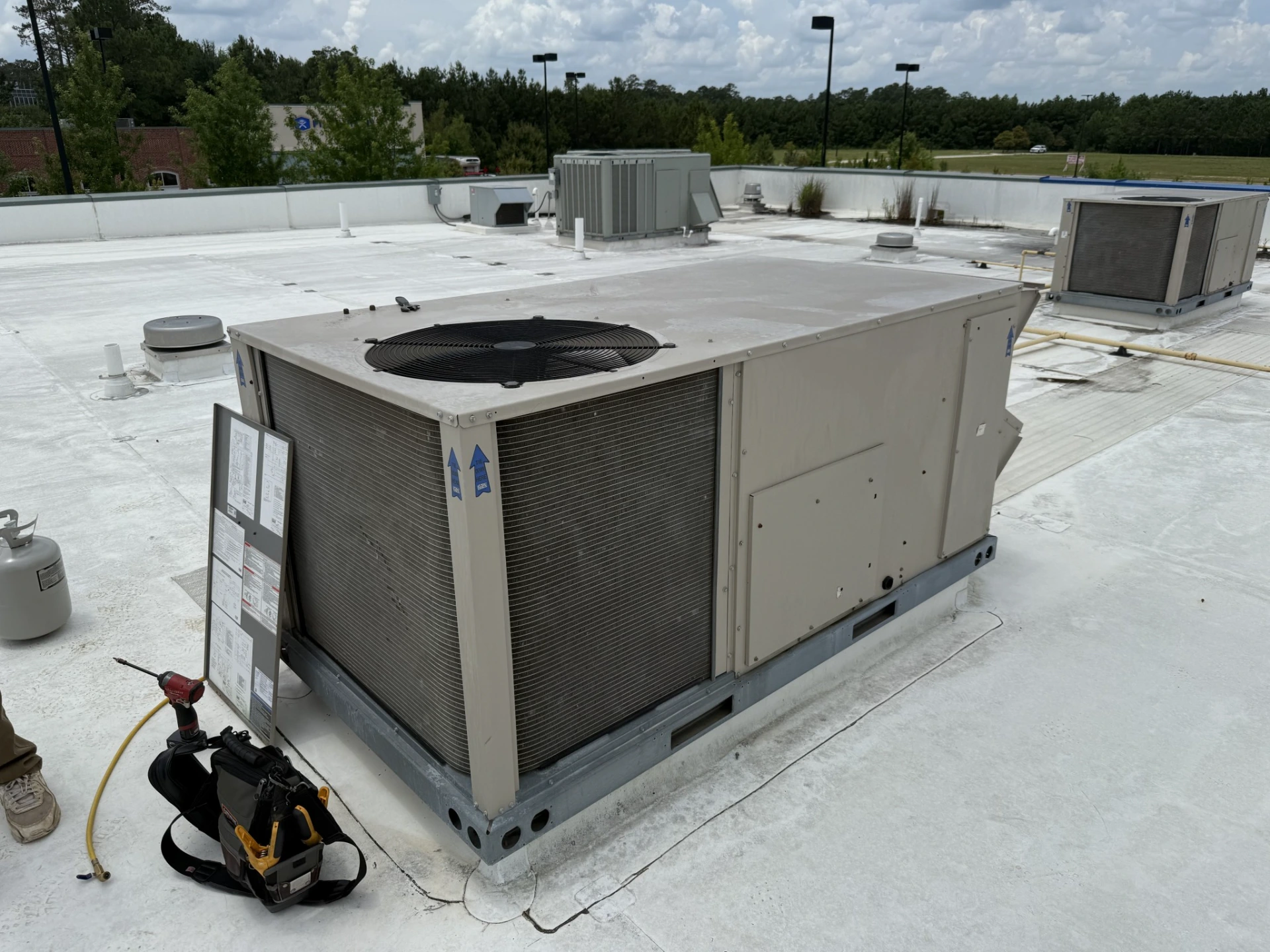 Air conditioning repair rooftop ac unit with tools - Howell, MI